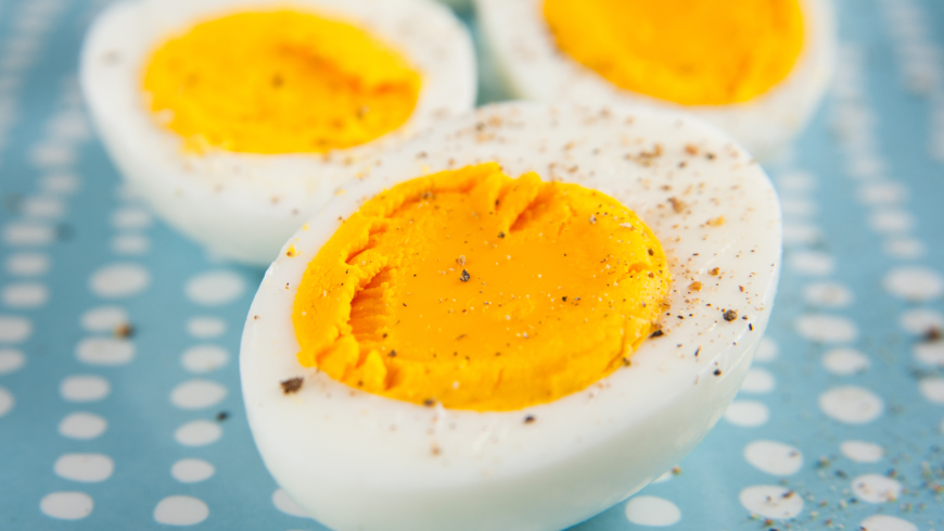 Mycket av vitaminerna i äggen finns i äggulan, som är den fetare delen. Vitan är mer rik på protiein. Foto: Shutterstock